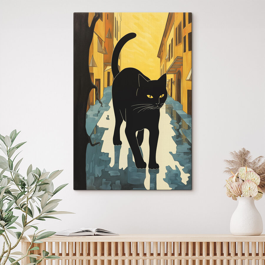 Zwarte kat loopt door een straat