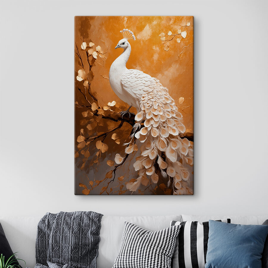 Witte pauw met veren op een tak