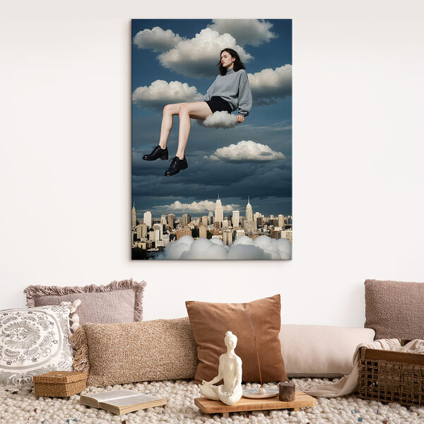 Vrouw zittend op een wolk in de lucht Vrouw zittend op een wolk in de lucht