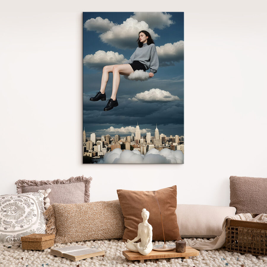 Vrouw zittend op een wolk in de lucht Vrouw zittend op een wolk in de lucht