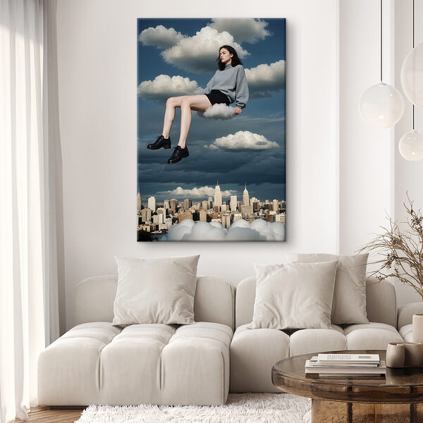 Vrouw zittend op een wolk in de lucht Vrouw zittend op een wolk in de lucht