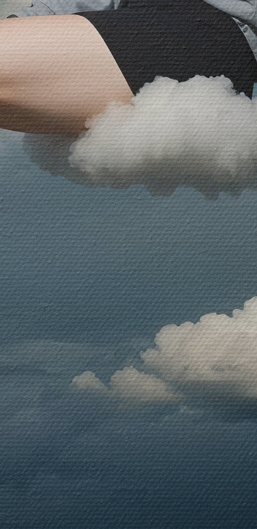Vrouw zittend op een wolk in de lucht Vrouw zittend op een wolk in de lucht