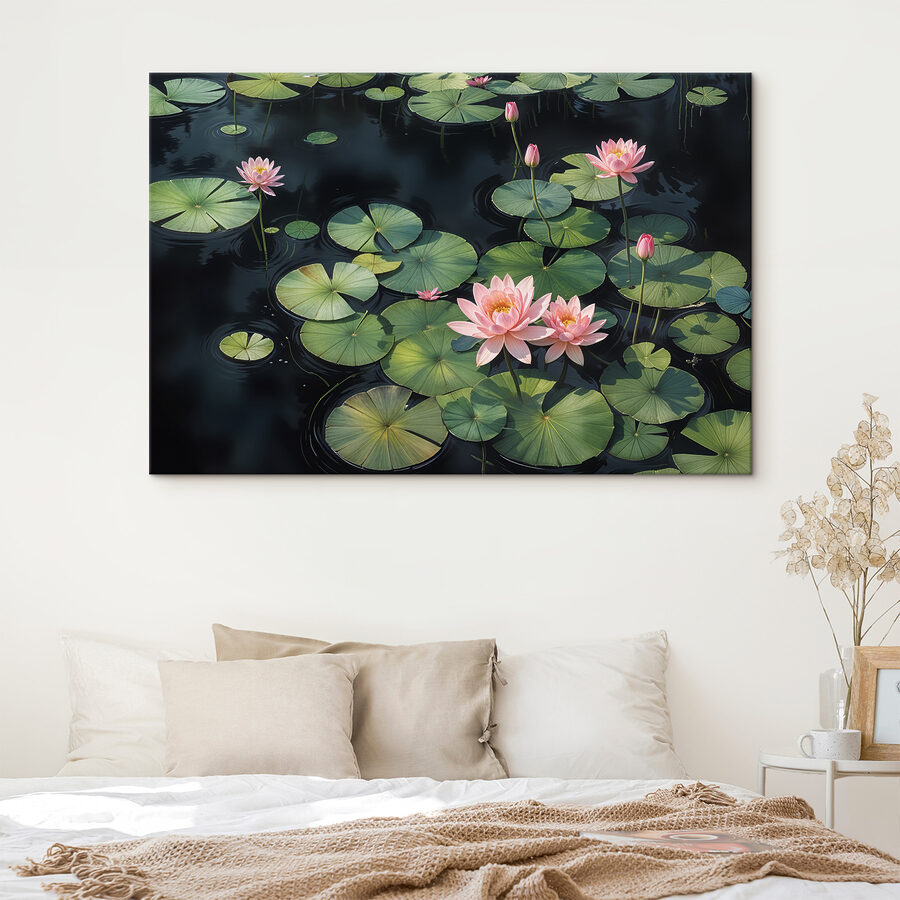 Groep roze bloemen en groene bladeren in een vijver