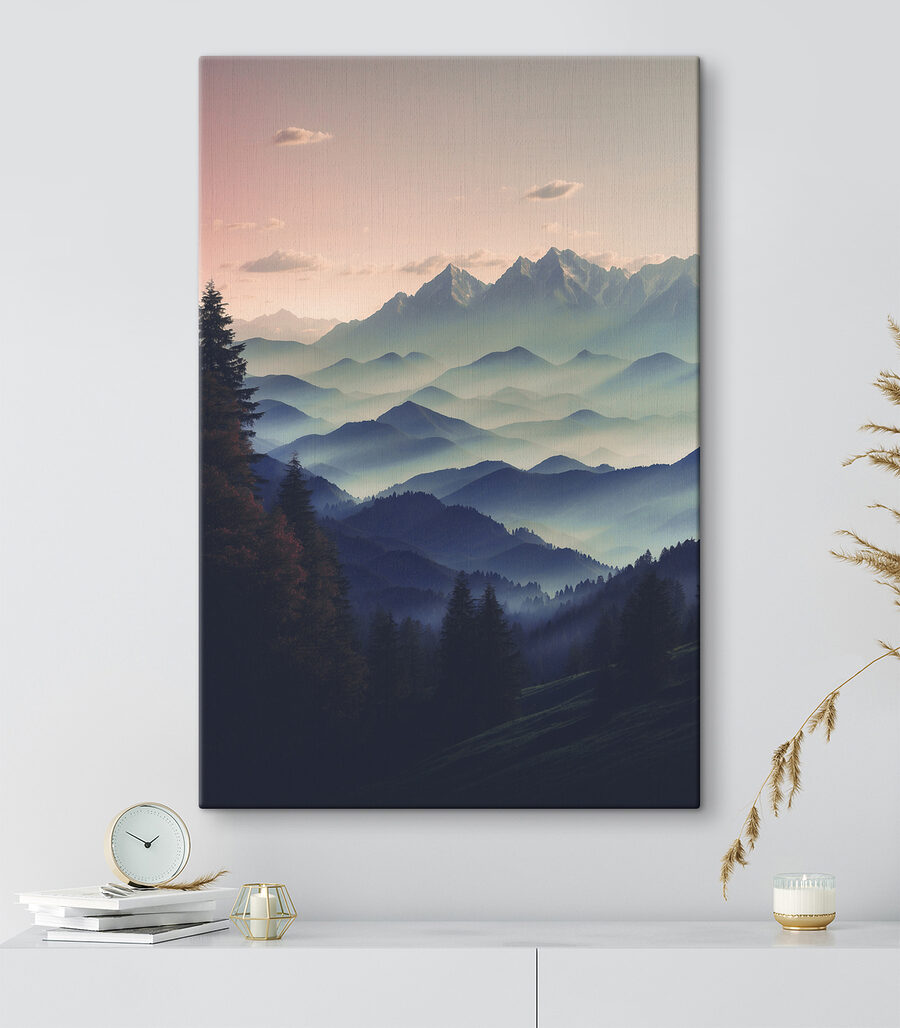 Bergketen met bomen en wolken
