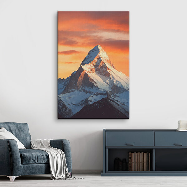 Berg met sneeuw op de top Berg met sneeuw op de top