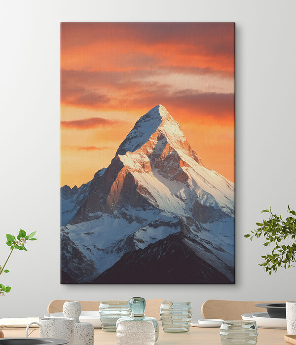 Berg met sneeuw op de top Berg met sneeuw op de top