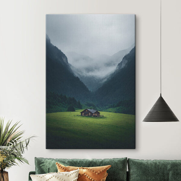 Huis in een veld met bergen op de achtergrond Huis in een veld met bergen op de achtergrond
