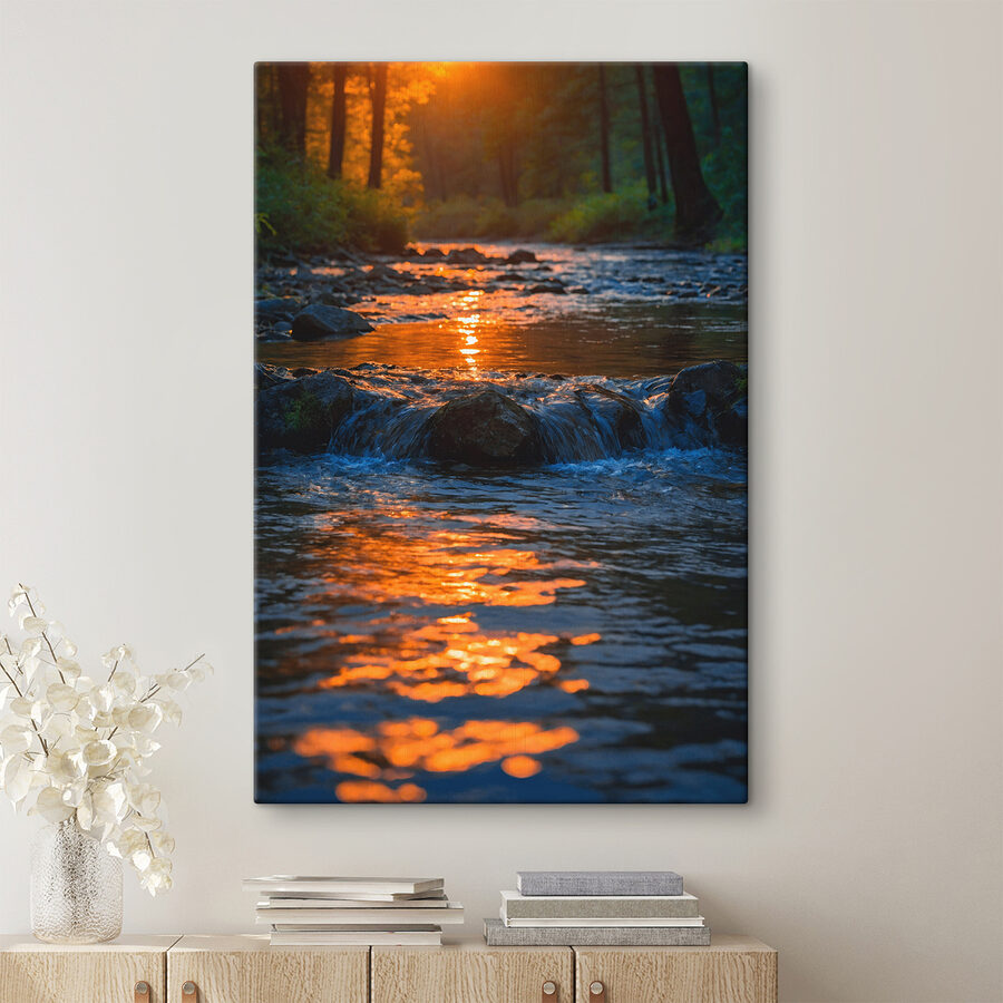 Rivier met rotsen en bomen op de achtergrond