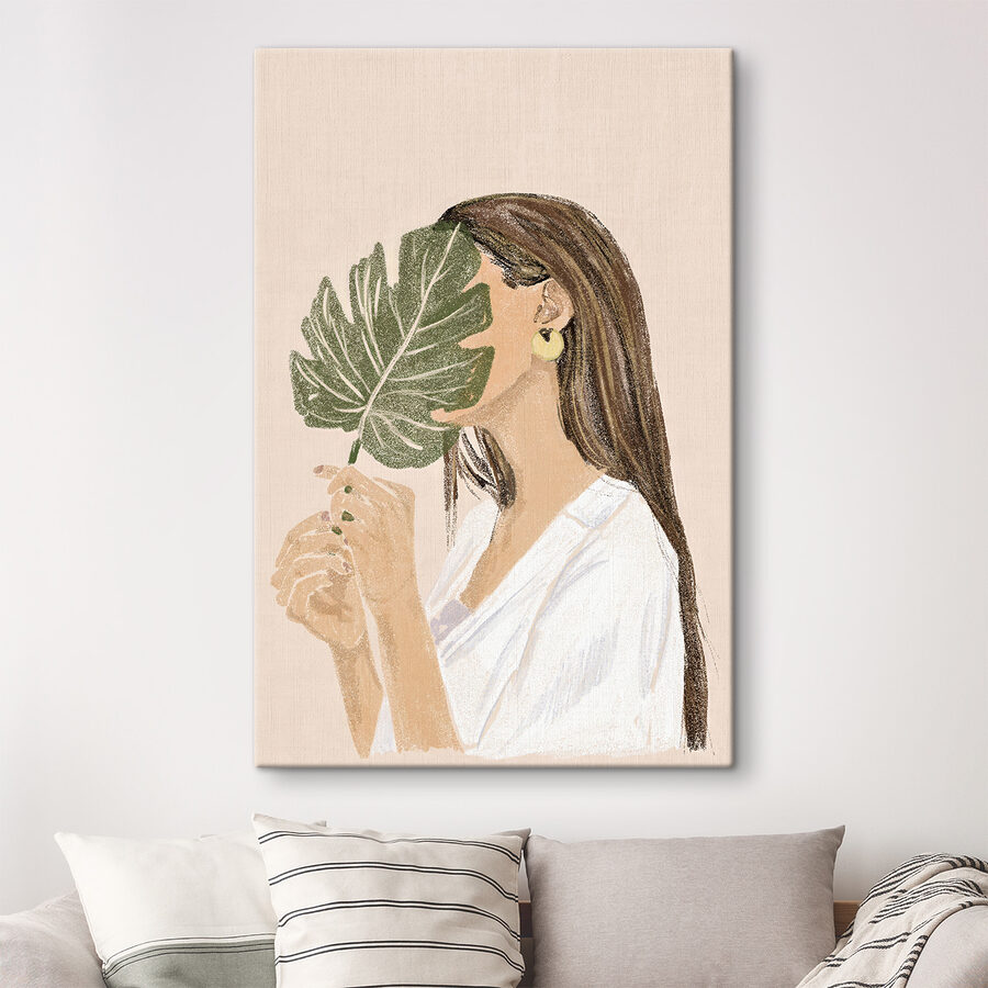 Vrouw die een blad vasthoudt