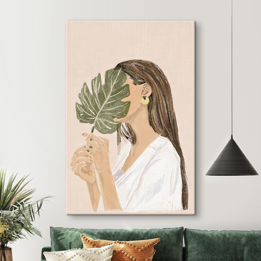 Vrouw die een blad vasthoudt