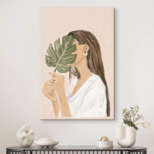 Vrouw die een blad vasthoudt Vrouw die een blad vasthoudt