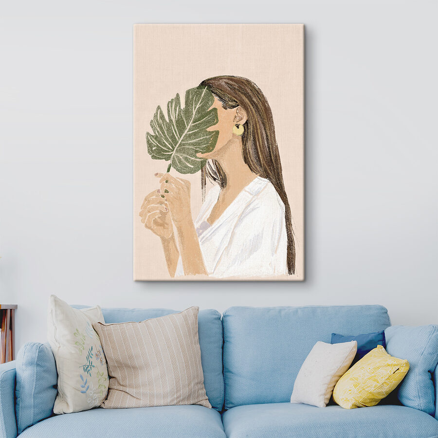 Vrouw die een blad vasthoudt