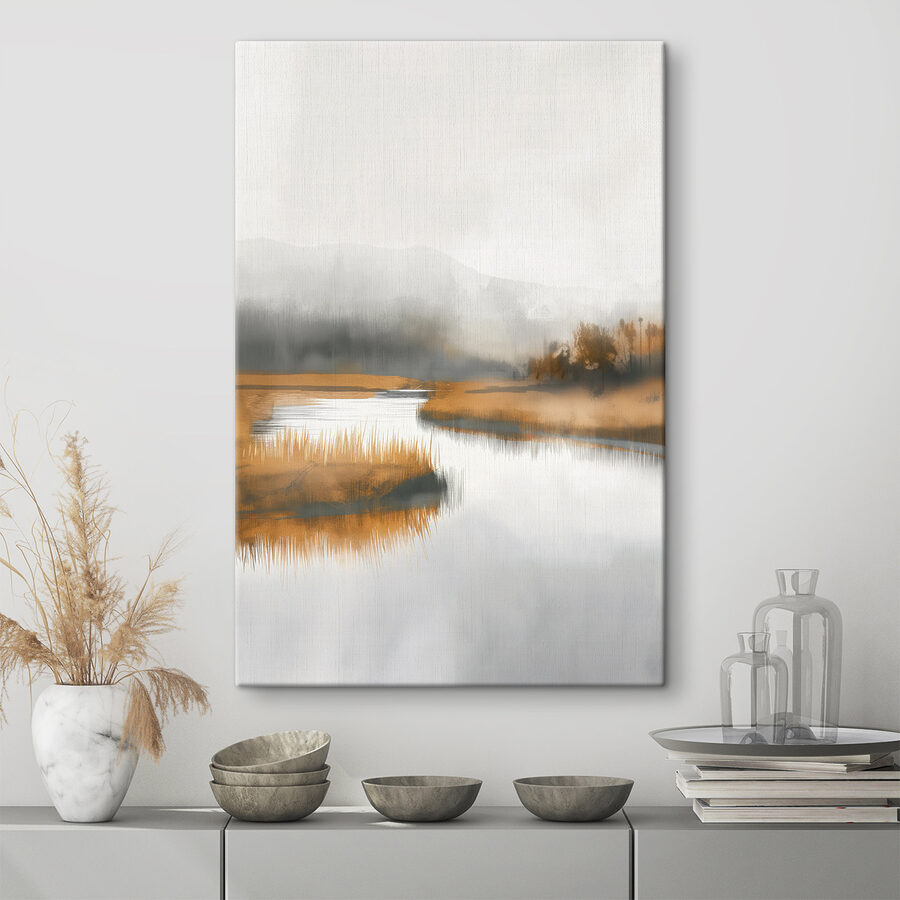 Rivier met gras en bomen op de achtergrond