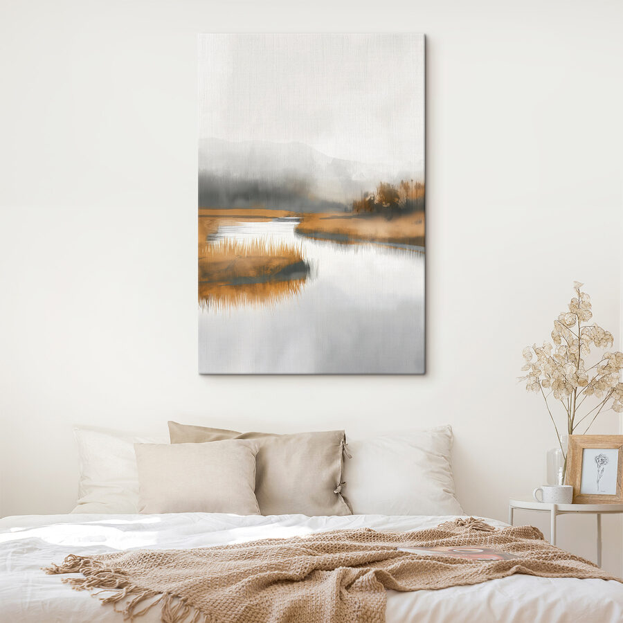 Rivier met gras en bomen op de achtergrond