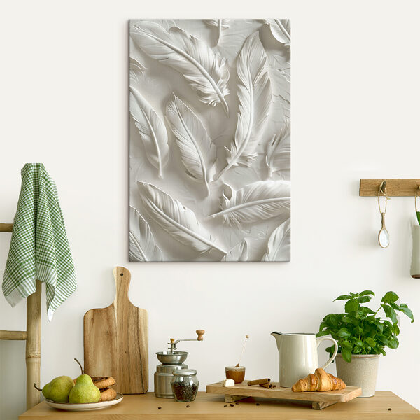 Snijwerk van witte veren op een muur Snijwerk van witte veren op een muur