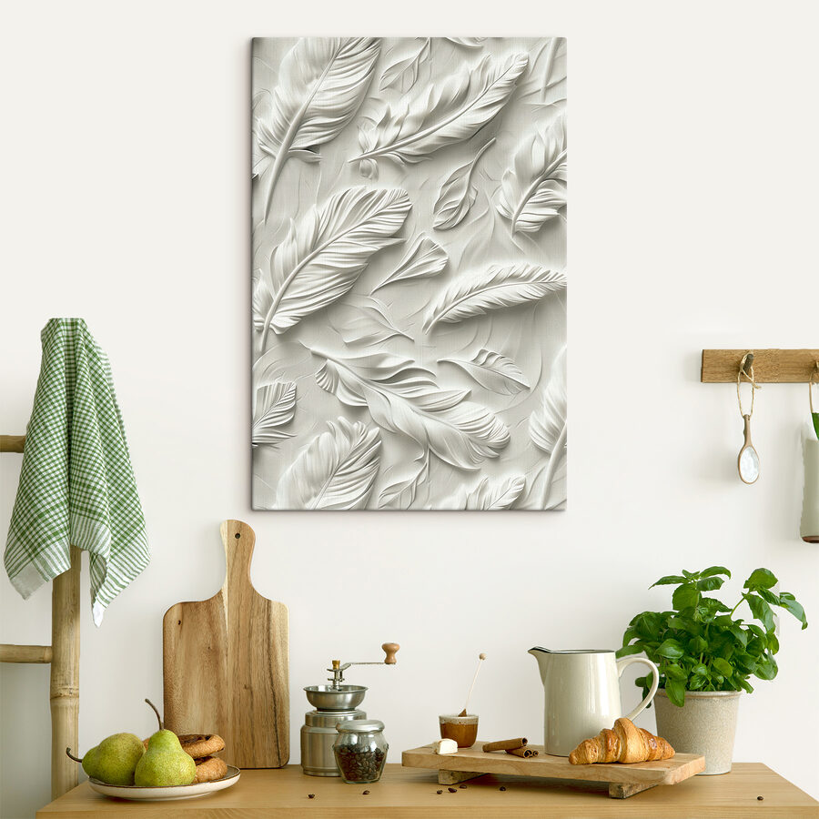 Snijwerk van witte veren op een muur Snijwerk van witte veren op een muur