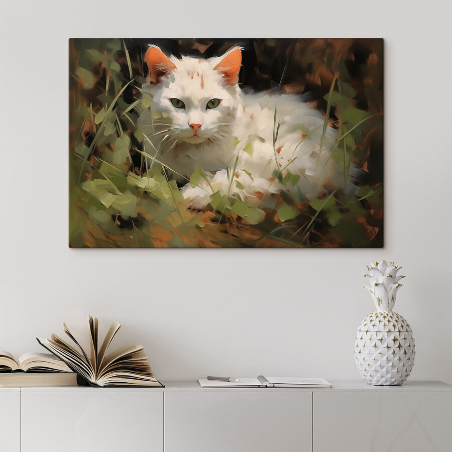 Witte kat ligt in het gras