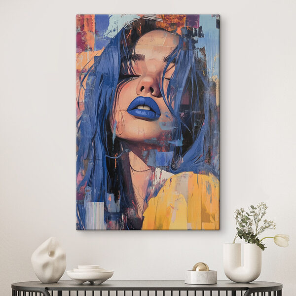 Vrouw met blauw haar en blauwe lippenstift Vrouw met blauw haar en blauwe lippenstift
