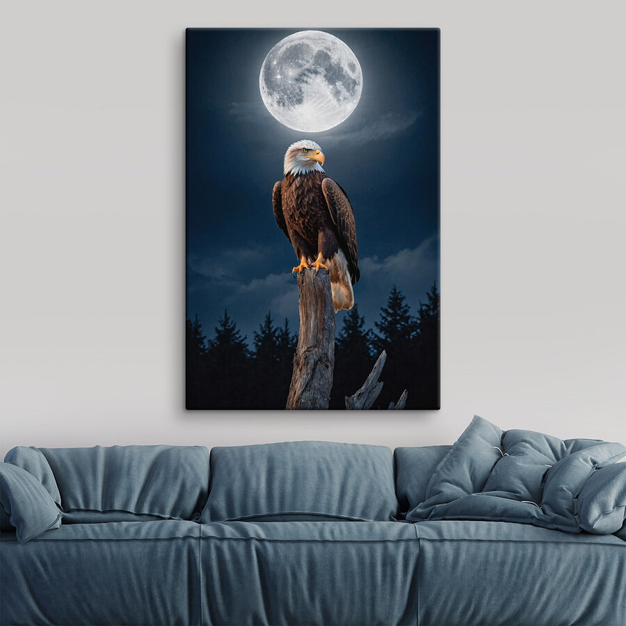 Zeearend op een paal met volle maan op de achtergrond