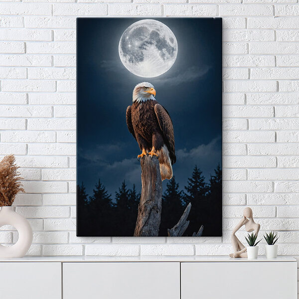Zeearend op een paal met volle maan op de achtergrond Zeearend op een paal met volle maan op de achtergrond