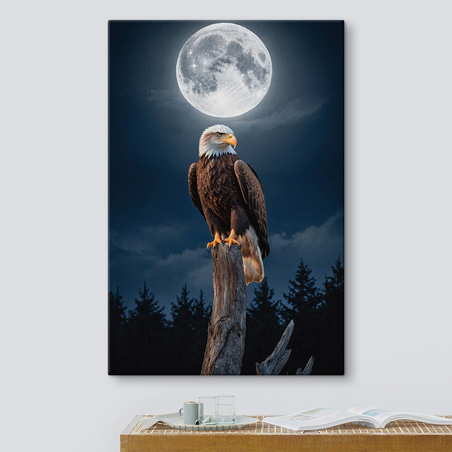 Zeearend op een paal met volle maan op de achtergrond