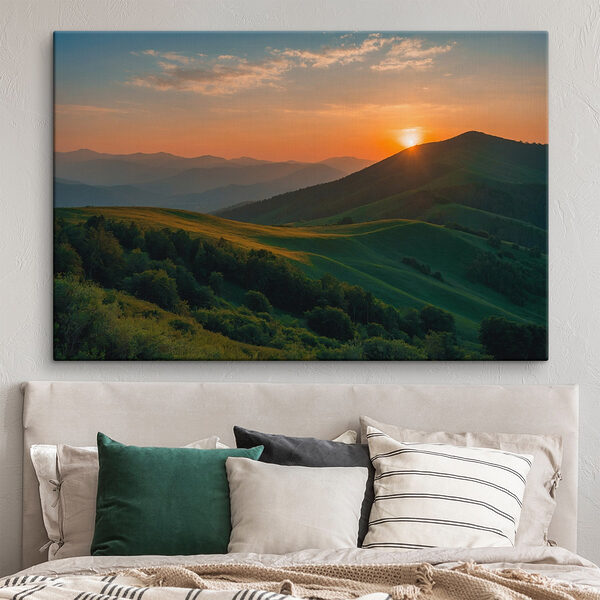 Zonsondergang over een groene heuvel Canvas Schilderijen Zonsondergang over een groene heuvel