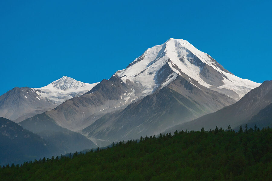 Berg met sneeuw op de top