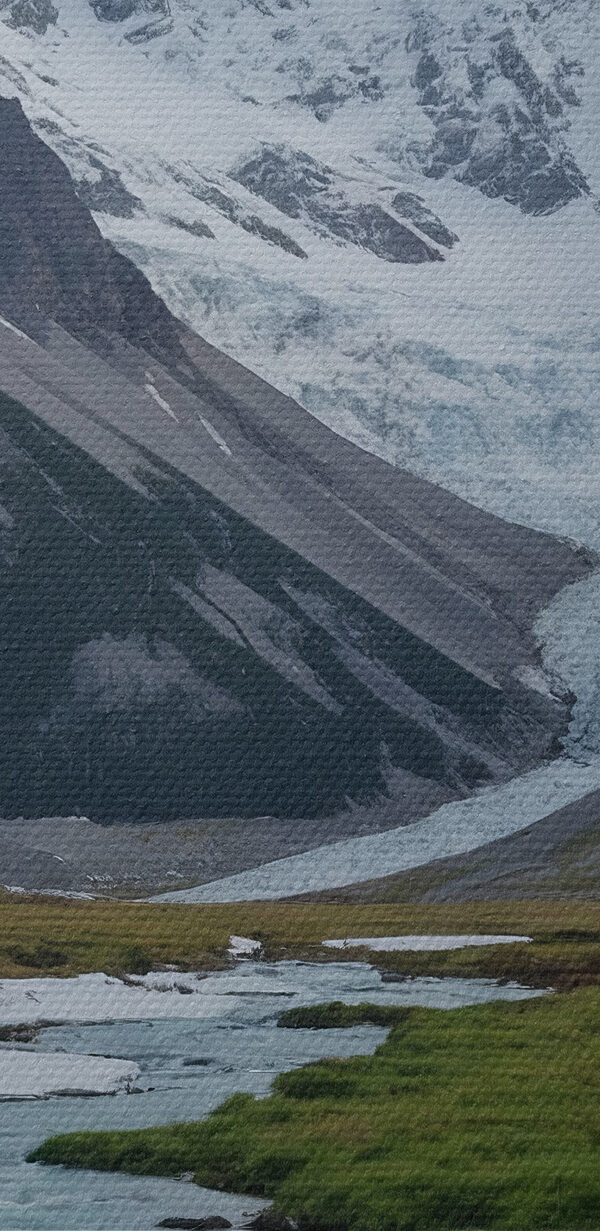 Rivier stroomt door een vallei met besneeuwde bergen Rivier stroomt door een vallei met besneeuwde bergen