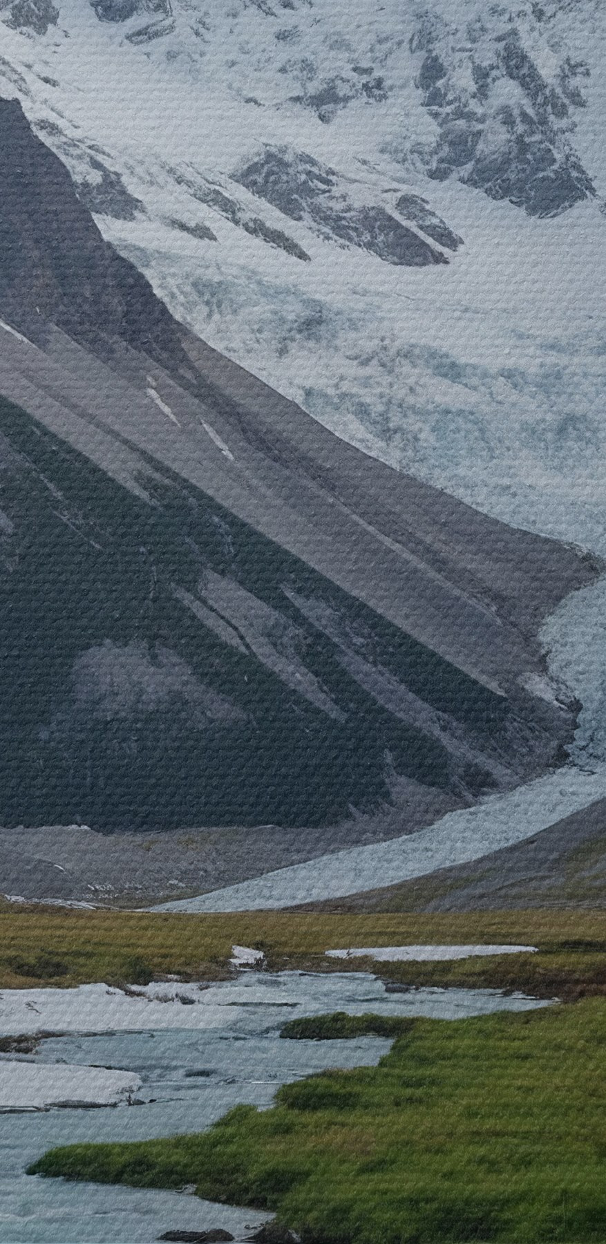 Rivier stroomt door een vallei met besneeuwde bergen