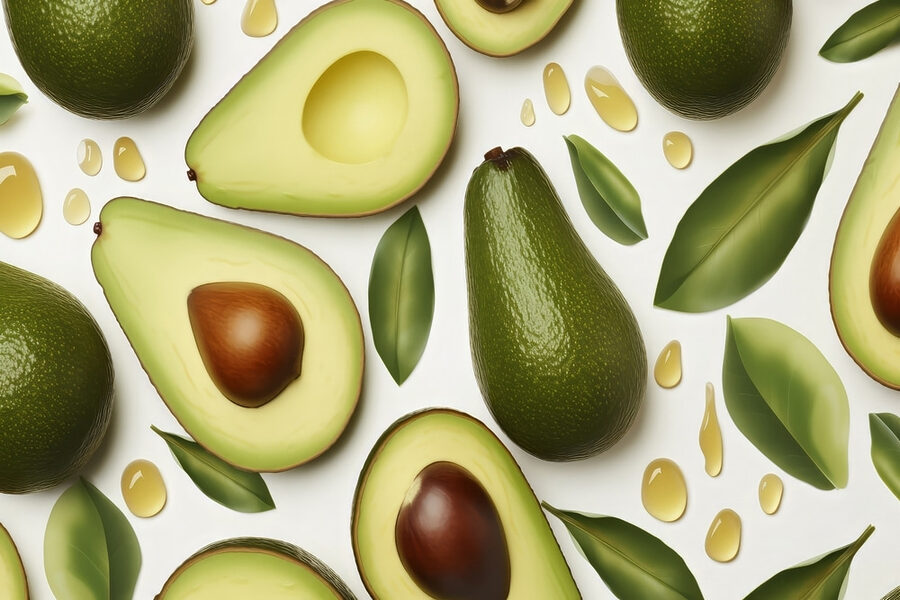 Avocado's en avocado's met bladeren en waterdruppels