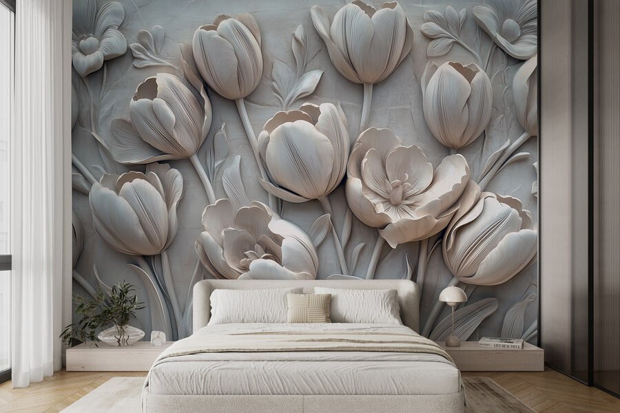 Snijwerk van witte bloemen op een muur