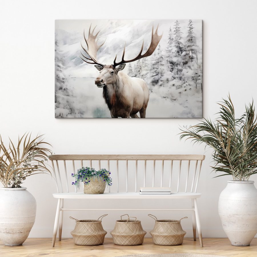 Eland met groot gewei in een besneeuwd bos
