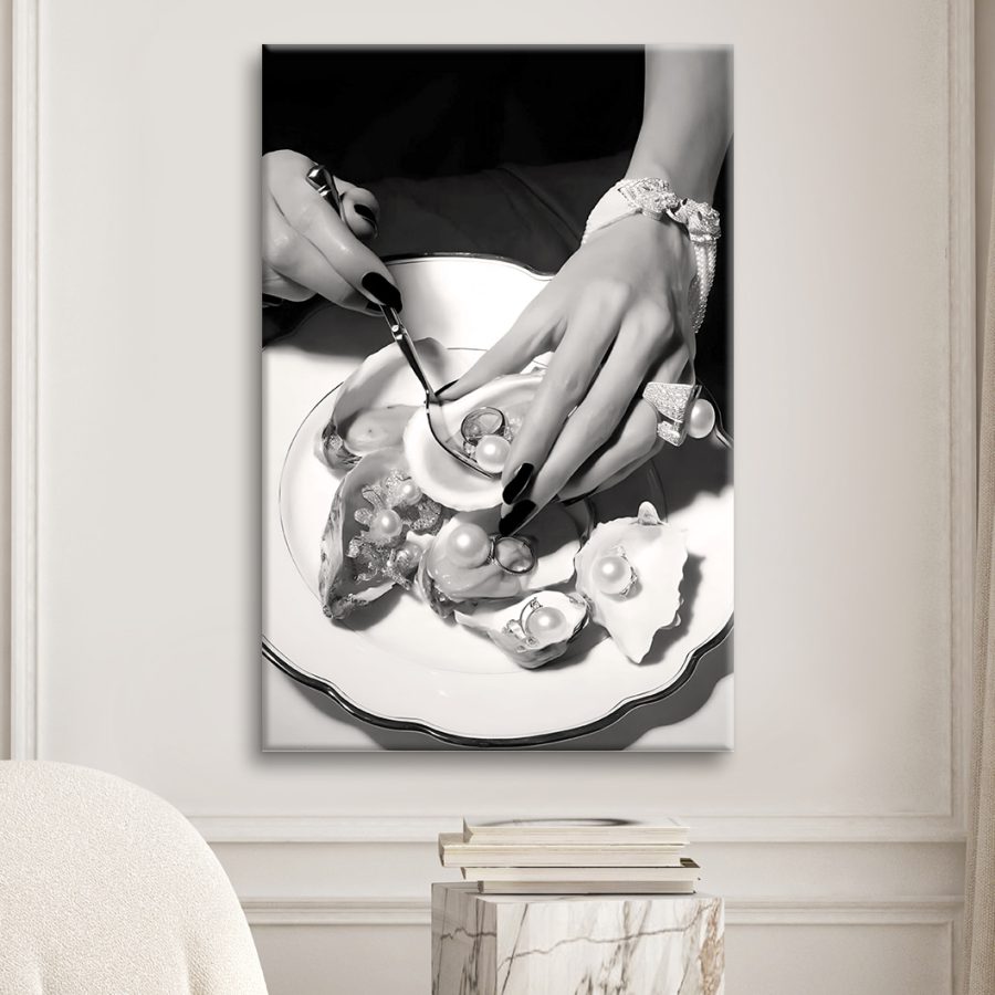Vrouw met lepel en oester
