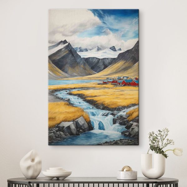 Rivier stroomt door een vallei met bergen en een dorp Rivier stroomt door een vallei met bergen en een dorp