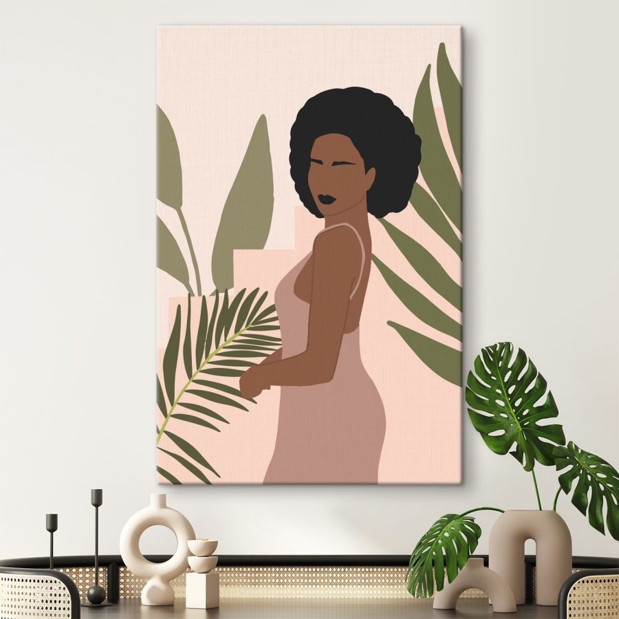 Vrouw met donker haar en een plant