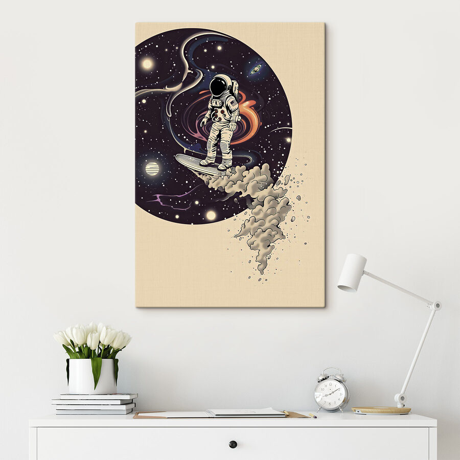 Een astronaut op een surfplank in de ruimte