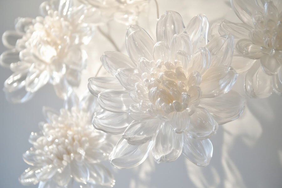 Delicate glazen bloemensculpturen tentoongesteld.