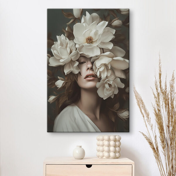 Vrouw met bloemen rond haar gezicht Vrouw met bloemen rond haar gezicht