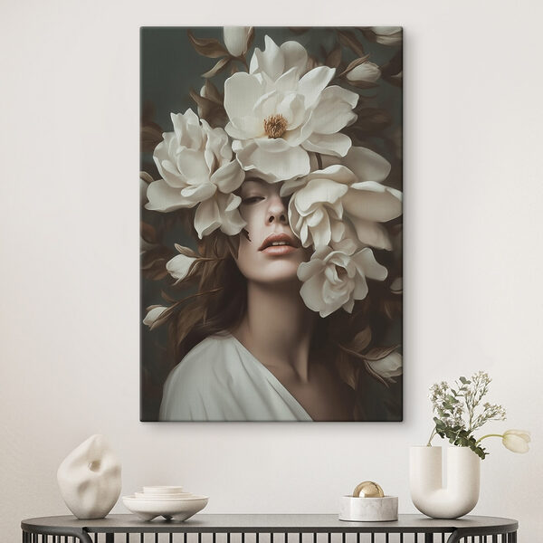Vrouw met bloemen rond haar gezicht Vrouw met bloemen rond haar gezicht