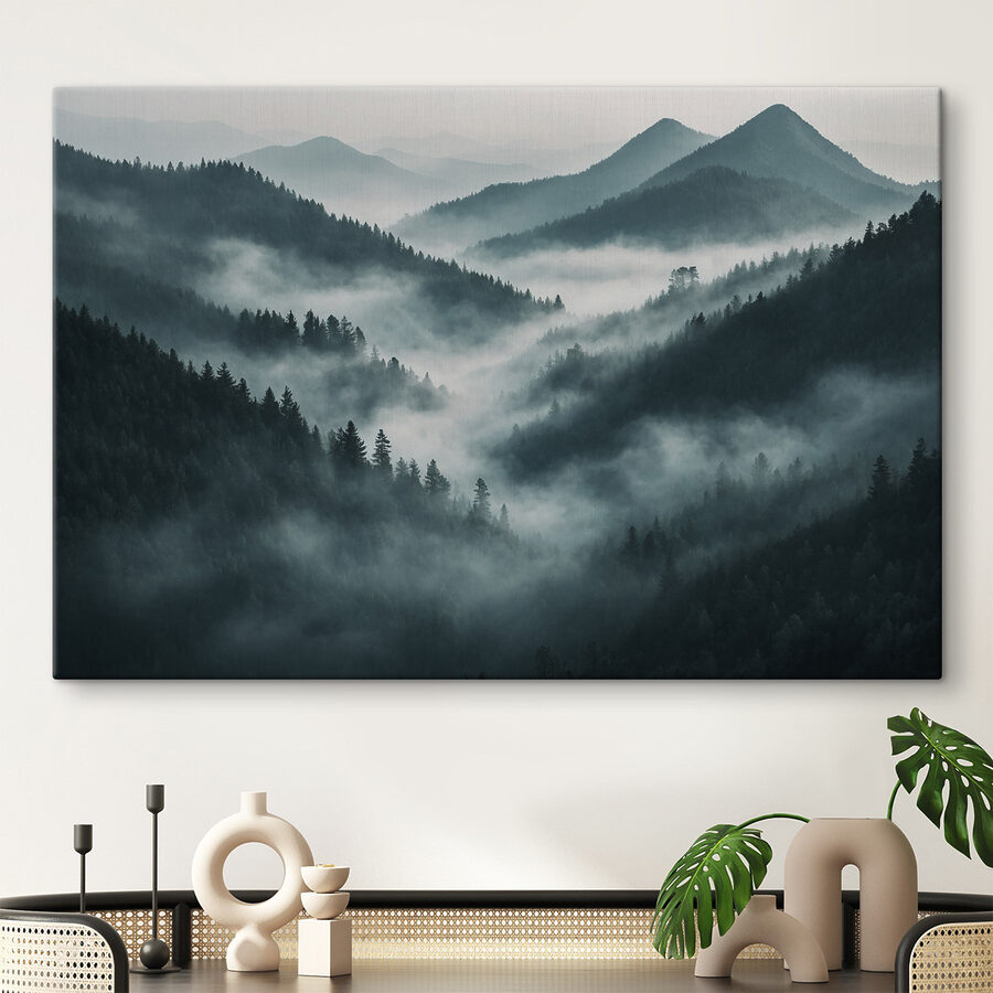 Mistige bergketen met bomen