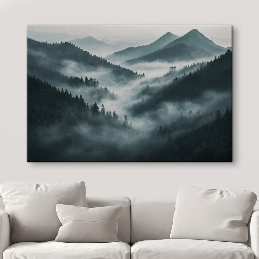 Mistige bergketen met bomen