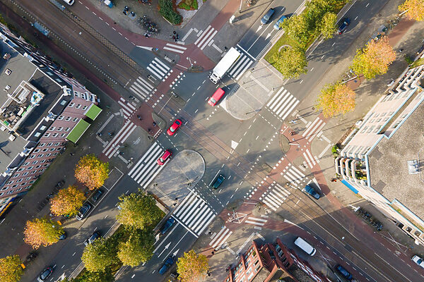Luchtfoto van een kruispunt met auto's en gebouwen Luchtfoto van een kruispunt met auto's en gebouwen