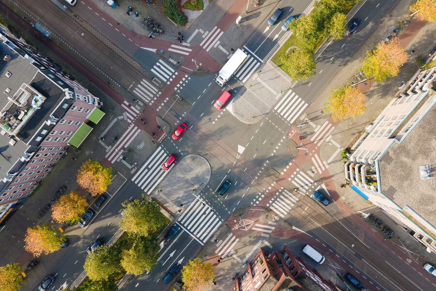 Luchtfoto van een kruispunt met auto's en gebouwen
