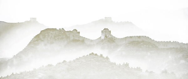 Muur op een heuvel met mist Muur op een heuvel met mist