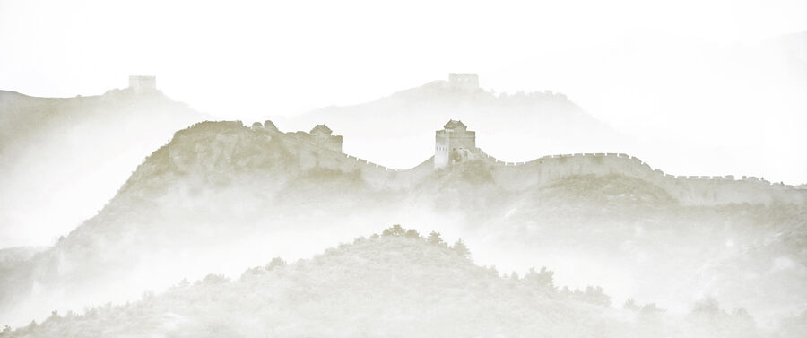 Muur op een heuvel met mist