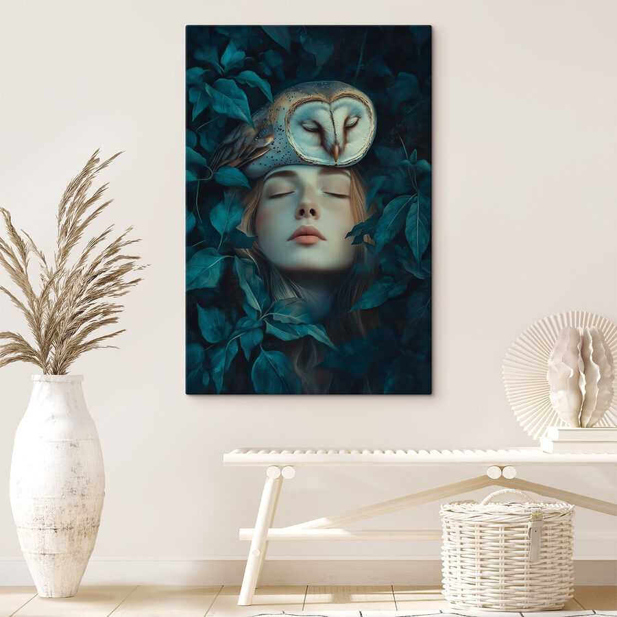 Vrouw met een uil op haar hoofd Vrouw met een uil op haar hoofd