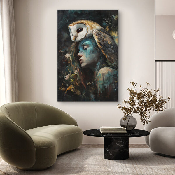 Schilderij van een vrouw met een uil op haar hoofd Schilderij van een vrouw met een uil op haar hoofd