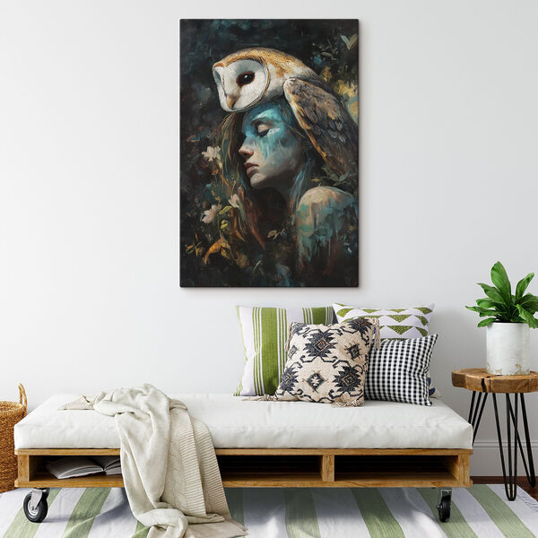 Schilderij van een vrouw met een uil op haar hoofd Schilderij van een vrouw met een uil op haar hoofd