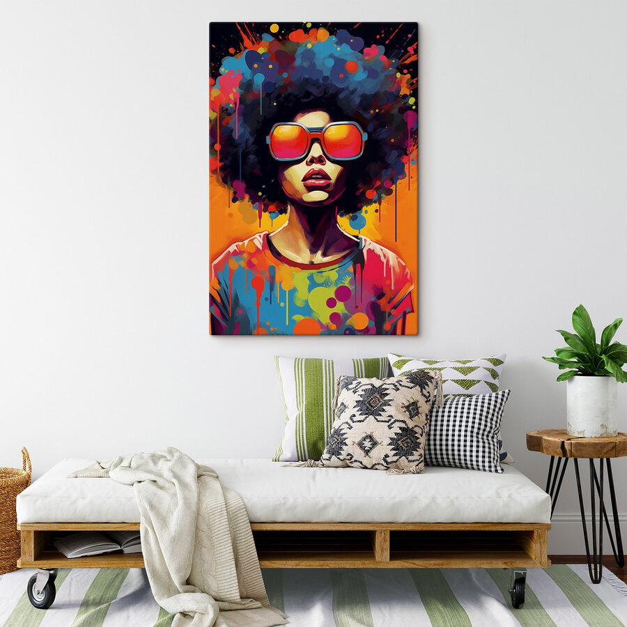 Vrouw met grote afro die zonnebril draagt
