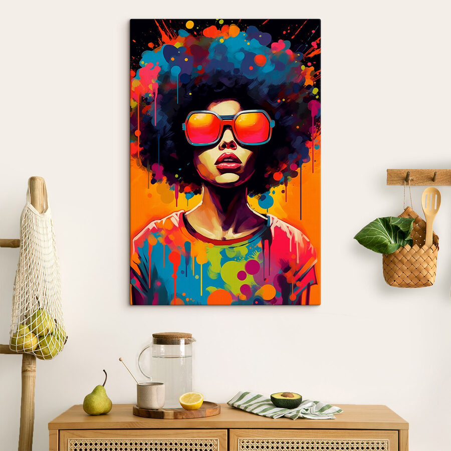 Vrouw met grote afro die zonnebril draagt